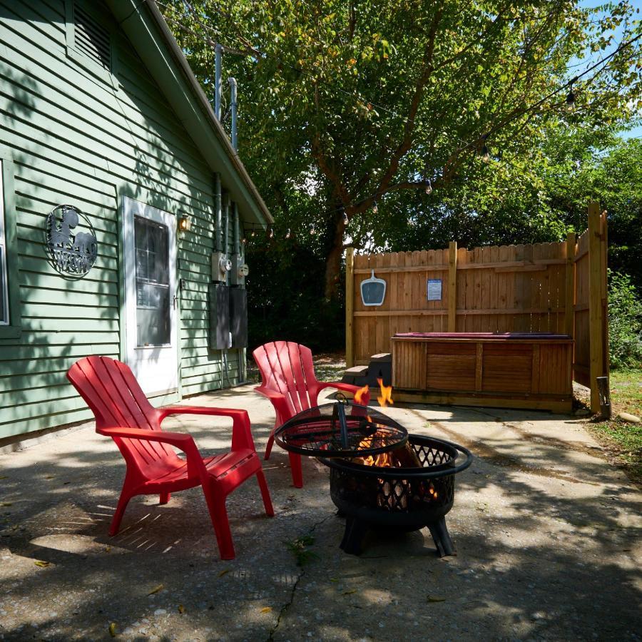 Steps From Downtown Pigeon Forge Parkway + Private Hottub And Firepit - Wifi - Firefly Bungalows Buitenkant foto